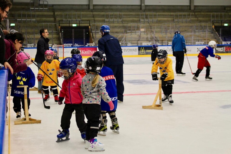 I lördags intog femåringarna isen i Be-Ge Hockey Center. Kompisarna Deborah Lantz och Hedvig Nilsson, närmast i bild, höll varandra i handen för att inte trilla. Foto: Åsa A Cederbom