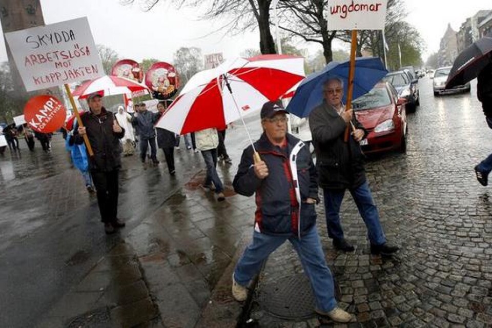 Med plakat i ena handen och paraply i den andra gick demonstrationståget till Parken. BILD: TOMAS NYBERG