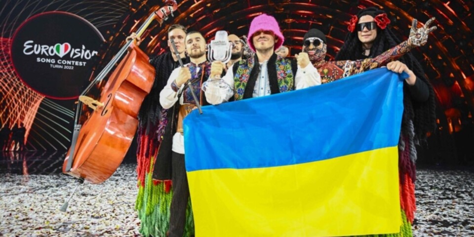Efter vinsten: Ukrainska artisterna säljer Eurovision-pokalen