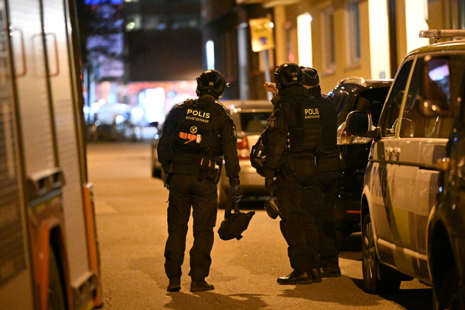 Polis, bombtekniker och räddningstjänsten vid avspärrningarna i Malmö.