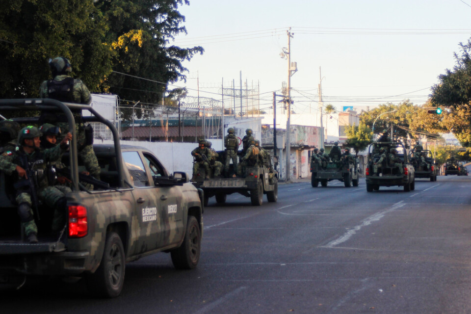 En militärkonvoj patrullerar Culiacáns gator i januari efter det våldsamma gripandet av Ovidio Guzmán. Minst 29 personer dödades, varav tio mexikanska soldater, under operationen. Arkivbild.