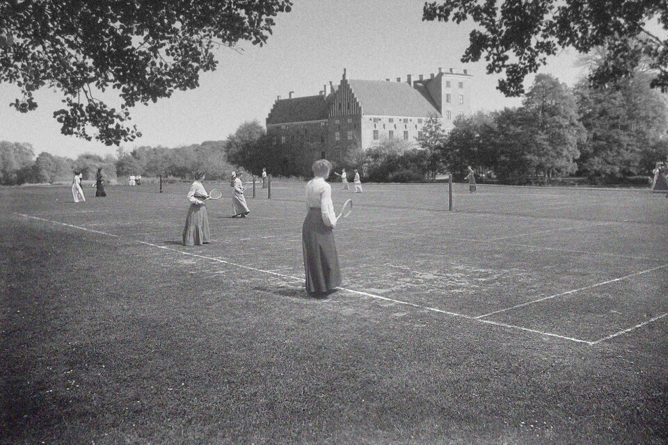 Tennis på en gräsplan på baksidan av Svaneholms slott.