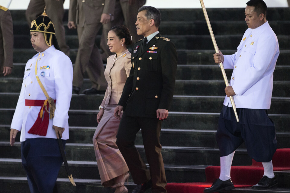 Thailands äldsta prinsessa Bajrakitiyabha, här med sin far vid en tillställning 2015. Då var fadern ännu prins. Han tillträdde som kung året efter. Arkivbild.