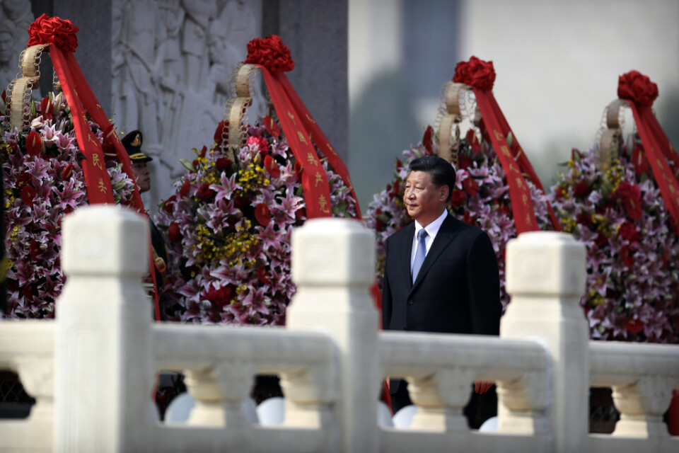 Kinas president Xi Jinping besökte Maos mausoleum på måndagsmorgonen.