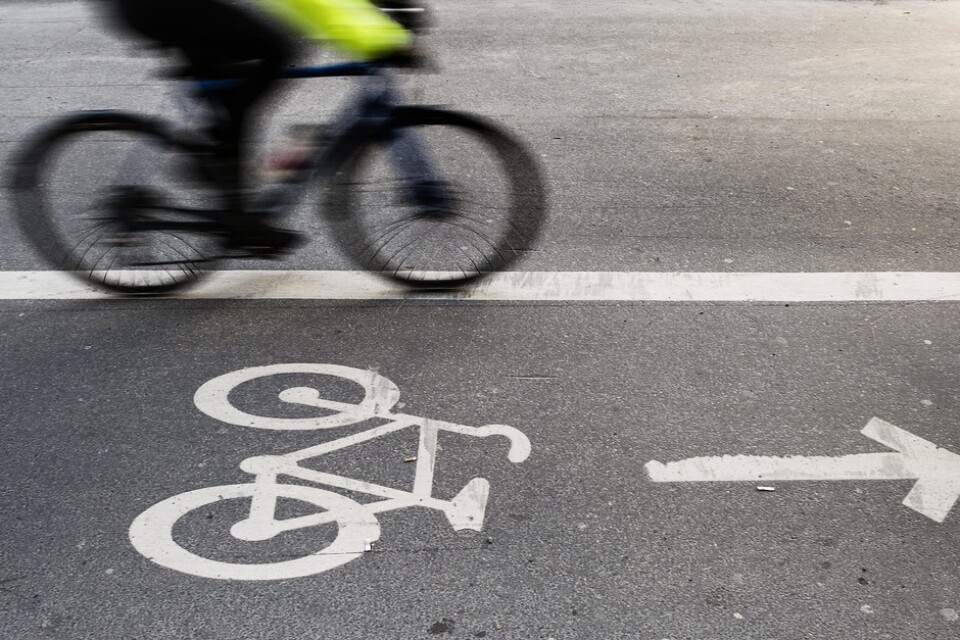 En cykelbana blir enkelriktad endast om skyltar anger det. Märkningen i asfalten pekar bara ut "lämplig" färdriktning.