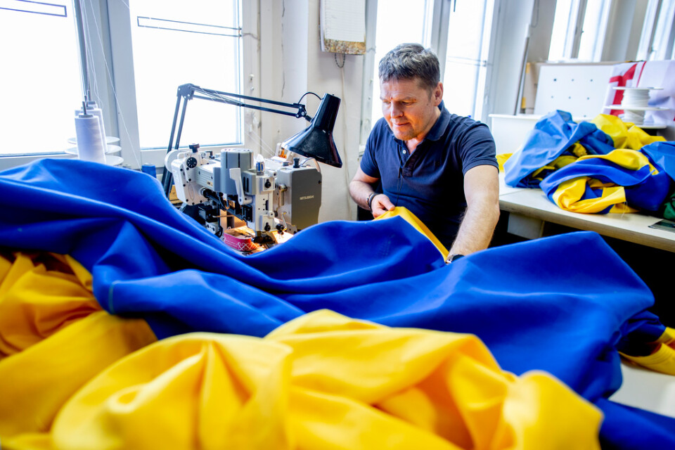 Ingvald Dahlström som äger Flaggfabriken National i Göteborg har haft bråda dagar med att sy ukrainska flaggor.