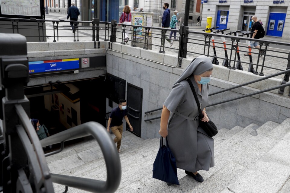 En ensam kvinna kommer upp ur tunnelbanan i centrala Madrid, där nya restriktioner nu införs. Arkivbild.