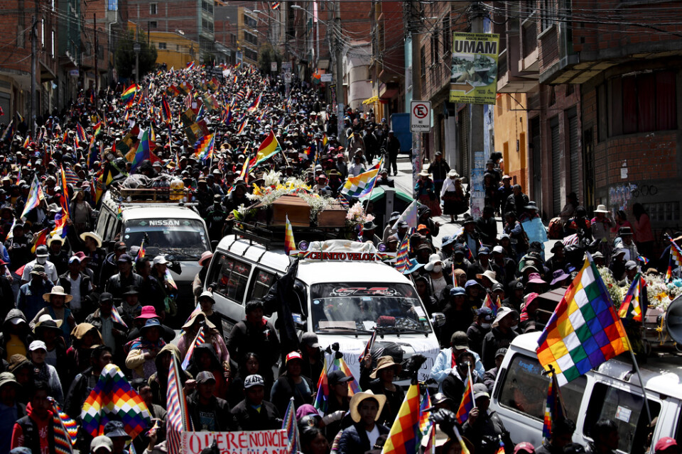 Demonstranter protesterar mot den nytillsatta interimsregeringen genom att marschera med fem dödsoffer till huvudstaden La Paz.