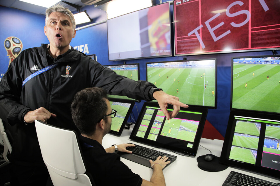Uefas domarbas Roberto Rosetti, vänster, visade upp ett av de assisterande videodomarnas rum i samband med VM i Ryssland 2018. Arkivbild.