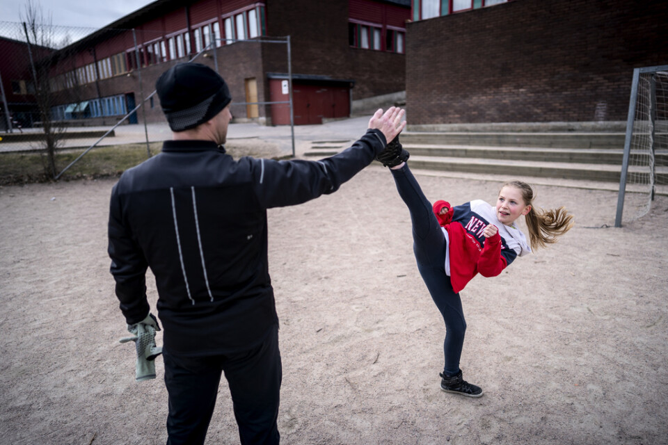 David Adolph och dottern Elin Adolph i Billdal Taekwondo tränar utomhus på en grusplan då den vanliga träningen är stängd på grund av coronaviruset.