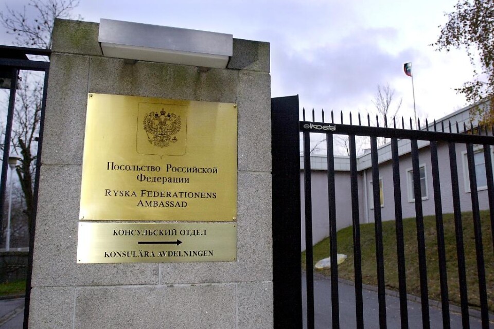 Ryssland kommenterar nu de ömsesidiga utvisningarna av diplomater ifrån ambassaderna i Moskva och Stockholm. Sverige uppträder \"provocerande\" och \"ovänligt\", heter det i uttalanden från det ryska utrikesministeriet citerade av Interfax. En svensk käl
