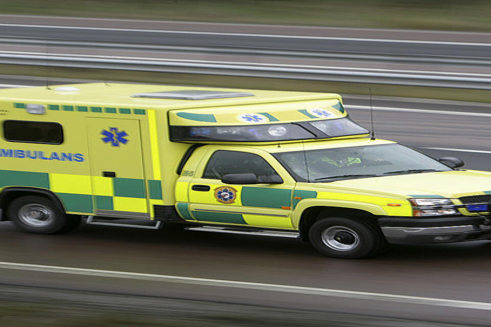 En cyklist har förts till sjukhus i ambulans efter att ha blivit påkörd av en buss i Malmö. Arkivbild.