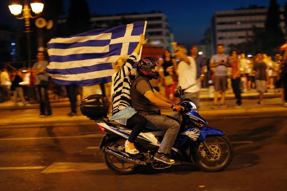 Nej-sidans vinst i folkomröstningen i Grekland blev större än väntat. - Ett oroväckande stort fall i förtroendet för euron bland greker, säger Robert Bergqvist, chefsekonom på SEB. När 68 procent av rösterna räknats hade 61 procent av grekerna röstat