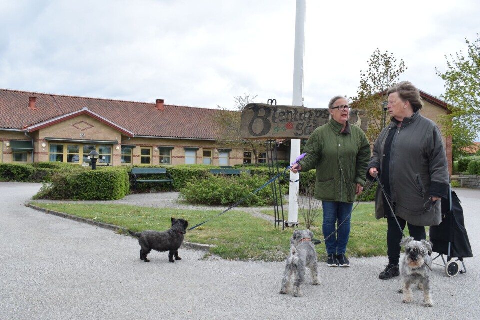 Marianne Nilsson och Eva Lenneke är två av de Blentarpsbor som reagerar mot förslaget att lägga Blentarpsgården i malpåse. ”Snart finns inget kvar här”, säger Eva Lenneke, som tycker att äldreboendet kunde omvandlas till ett trygghetsboende.