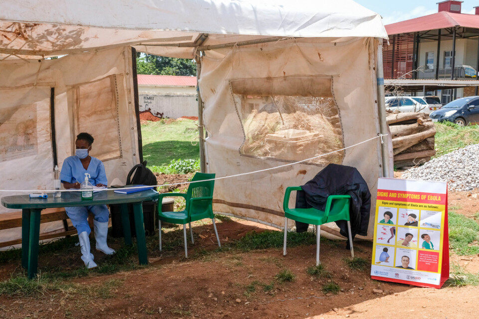 En skylt listar ebolasymtom vid entrén till ett sjukhus i Mybende, Uganda.