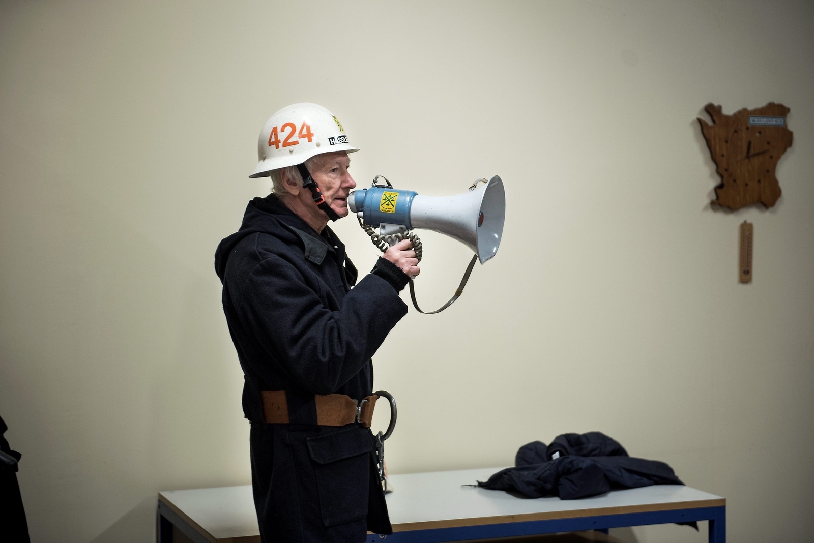 Jan Fridolf ropar till sina brandmän att de har fått ett larm.