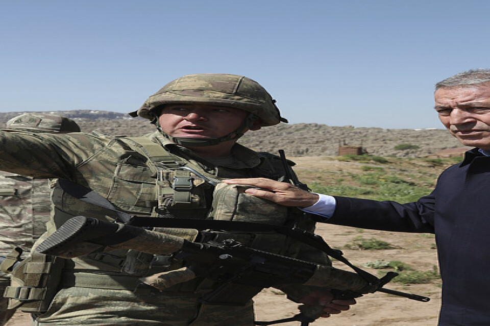 Turkiets försvarsminister Hulusi Akar tillsammans med en officer nära den turkisk-irakiska gränsen i onsdags.