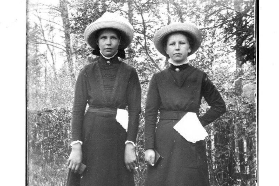 Hulda och kamraten Ester Månsson vid konfirmationen i Jämshög den 23 maj 1915.