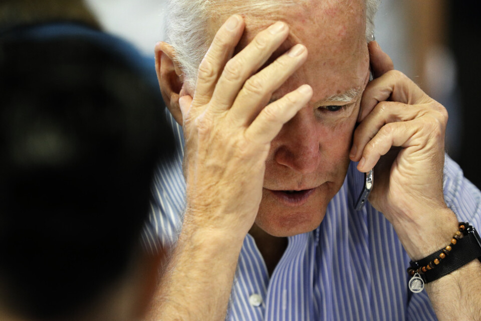 Ja, hallå? USA:s nye president Joe Biden har talat i telefon med tolv världsledare sedan han tillträdde, men låter flera av landets nära allierade vänta. Arkivbild, tagen vid ett mindre formellt samtal i juli 2019.