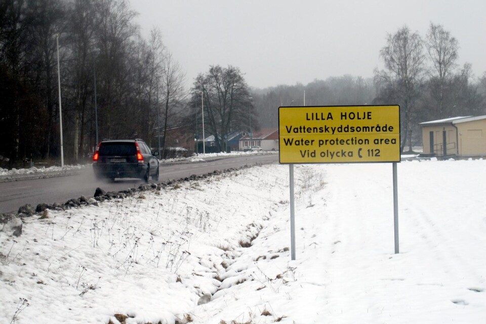 I förra veckan kom skyltar upp som säger att Lilla Holje är ett vattenskyddsområde. Det tog fyra år får att få den klassningen och för vattentäkterna i Halen och Hemsjö saknas fortsatt beslut. Foto: Pär Trulsson