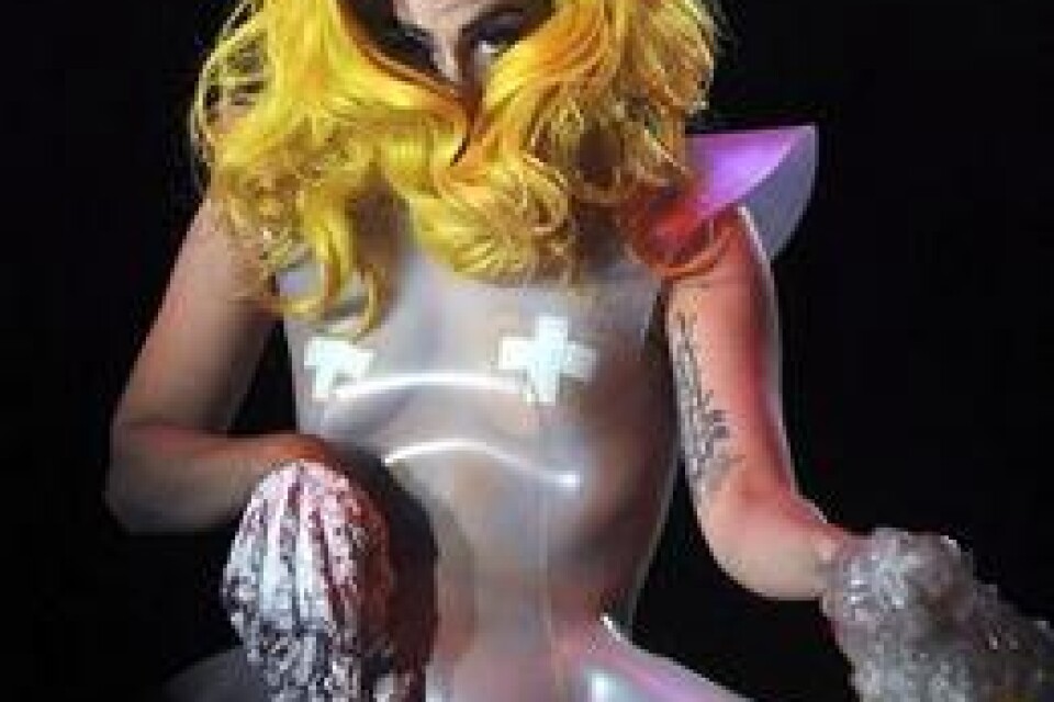 Lady Gaga i hysterisk nunneoutfit, en av flera dräkter med medveten "dålig smak"-stämpel i The monster Ball Tour". Bild: Scanpix