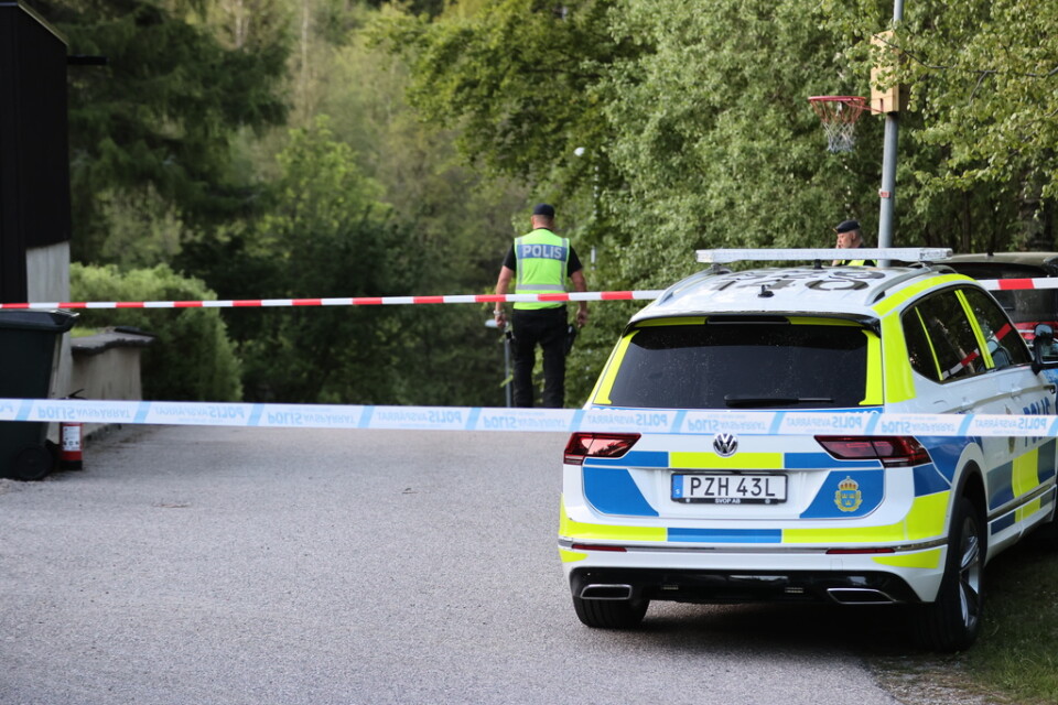 Två män omkom när ett mindre flygplan kraschade i ett bostadsområde utanför Borås på tisdagskvällen.
