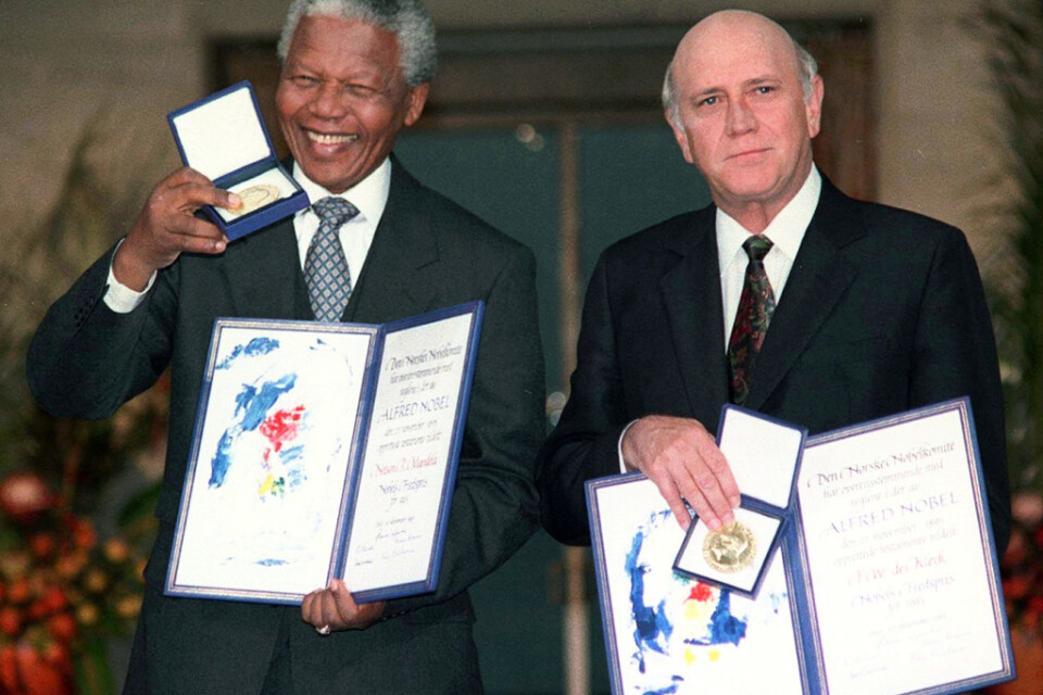 Sydafrikas Nelson Mandela, till vänster, och FW de Klerk poserar tillsamman efter att att de tagit emot Nobels fredspris i Oslo 1993. Arkivbild.