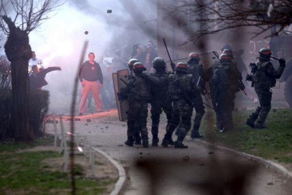 Kosovo brinner Serber kastar sten på franska FN-soldater i Mitrovica. BILD: SCANPIX/Zveki