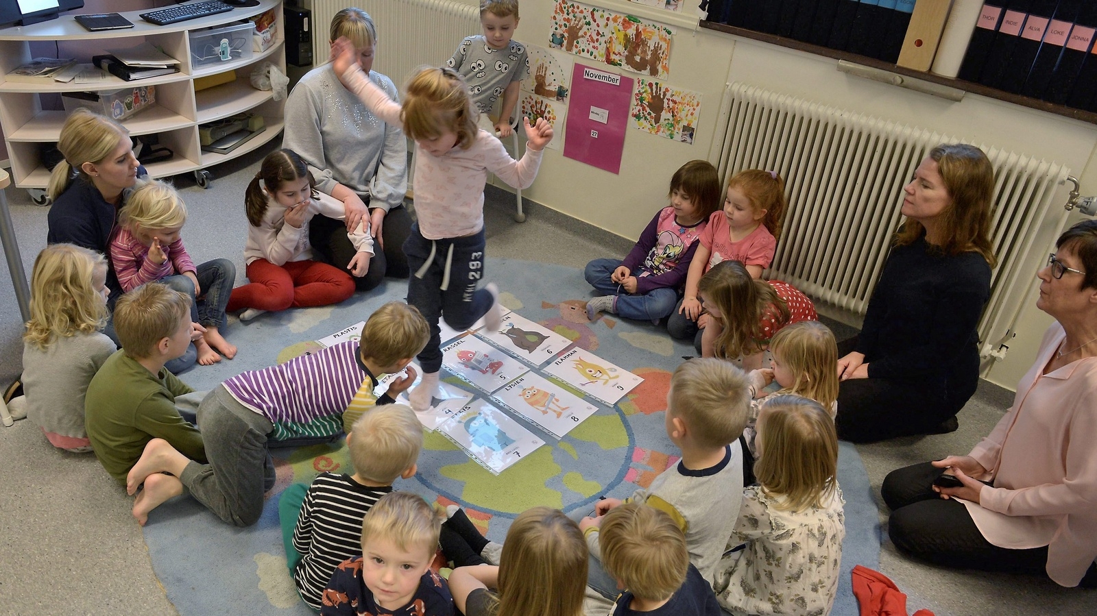 Barnen på avdelningen Knoppen på förskolan Växthuset i Hörja visade gärna vad de kan för studiebesöket. Foto: Eva Frid