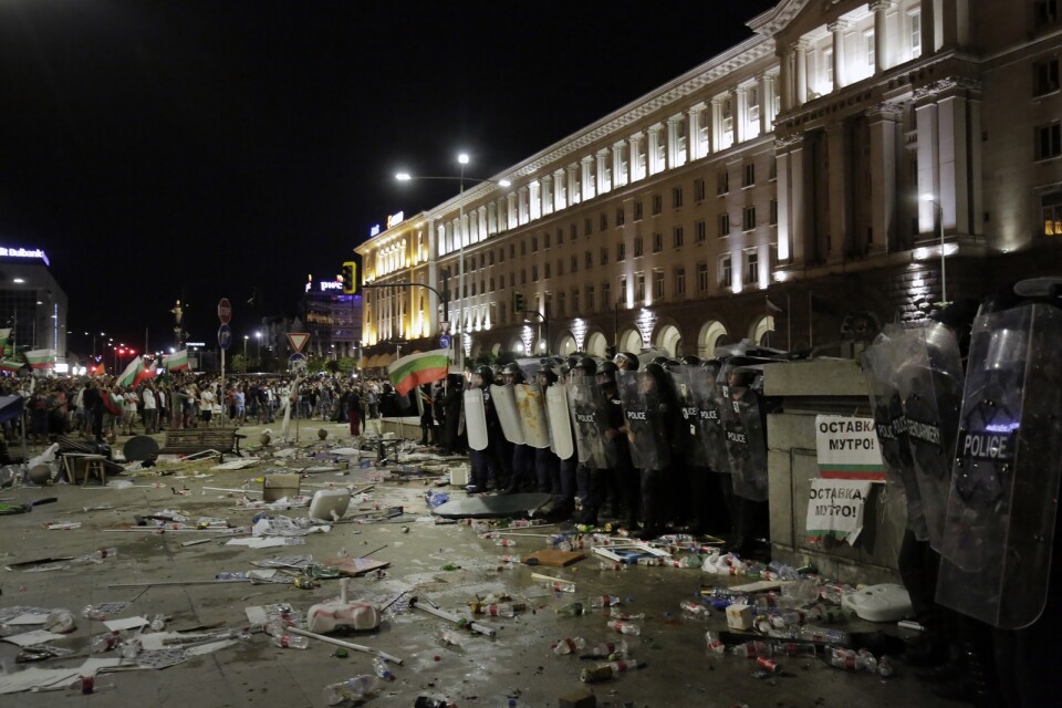 Den 2 september hölls en stor demonstration mot regeringen i Bulgariens huvudstad Sofia. Hundratals poliser kallades in för att hindra stenkastande demonstranter från att komma närmare parlamentsbyggnaden.