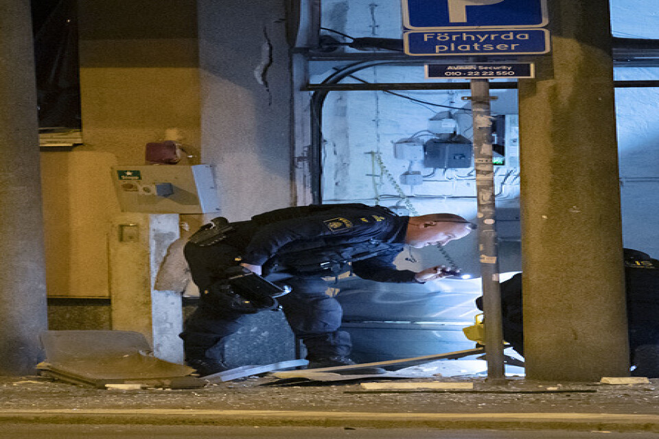 Personal från nationella bombskyddet undersöker en port vid Nobeltorget i centrala Malmö efter en explosion.