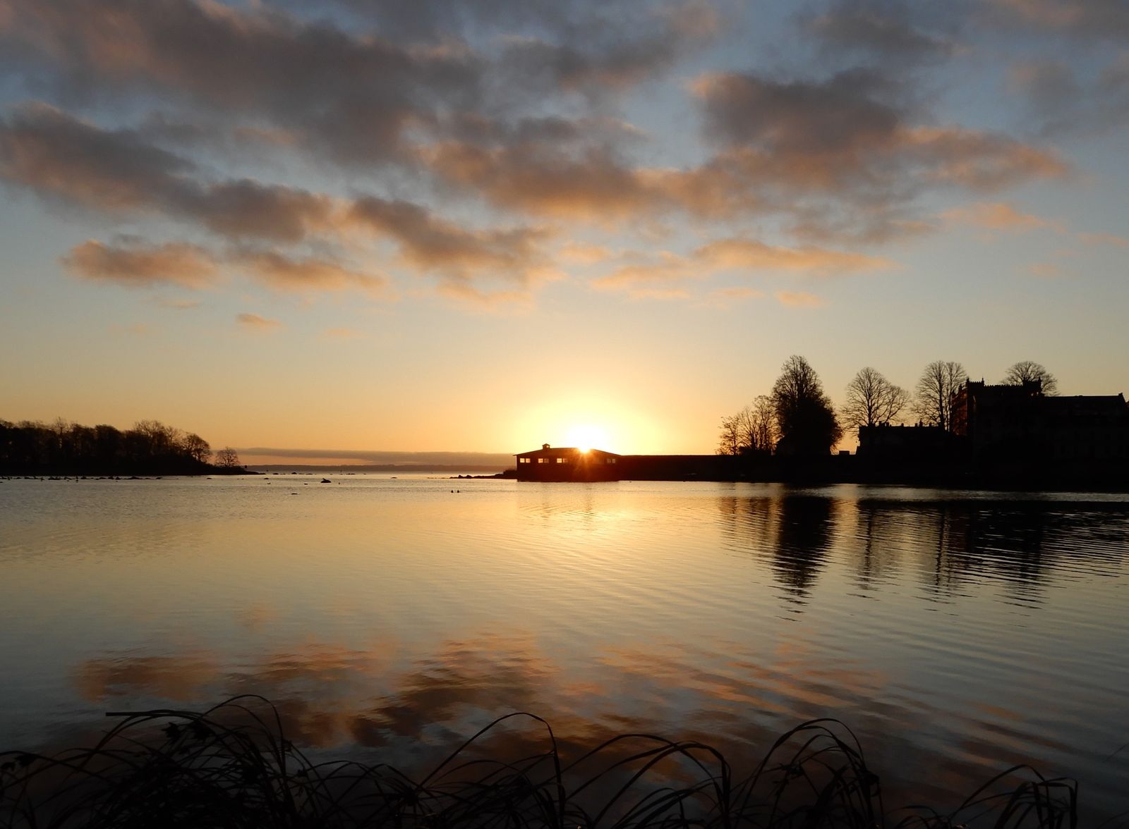 Sune Hansson badar året om. Det här morgonen gick solen upp stillsamt. Fotot är taget från badbryggan vid Ängö.