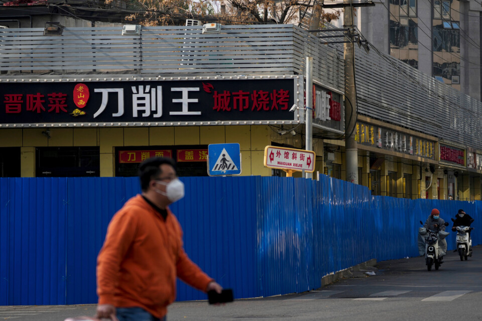 Barriärer sattes upp runt ett kvarter med butiker i Peking på torsdagen, i nya nedstängningar på grund av coronaviruset. Samtidigt lättas en del restriktioner.