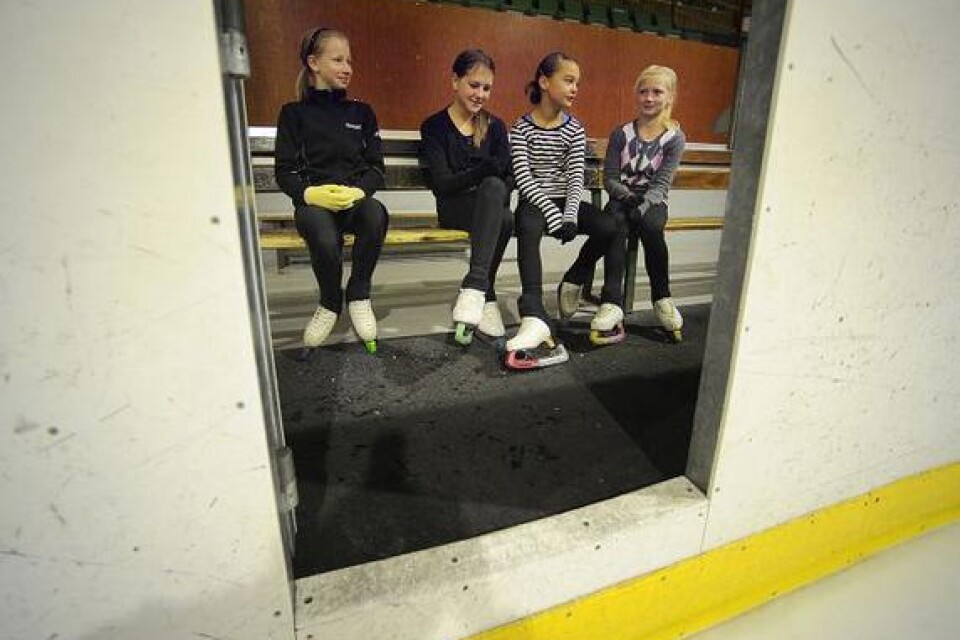 Ellinor Lindstén, Julia Bratuschek, Astrid Lagerstedt och Josefin Flomén ska snart ut på isen igen. Bild: Bosse Nilsson