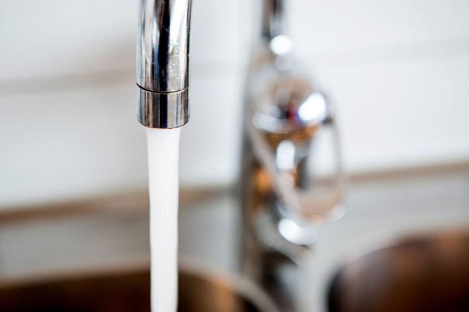 Ett bra sätt att spara på vatten är att inte låta det rinna när man diskar eller borstar tänderna.