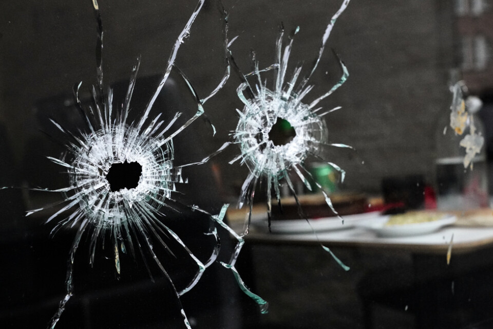 Skotthål i en fönsterruta i en beskjuten restaurang. Arkivbild.