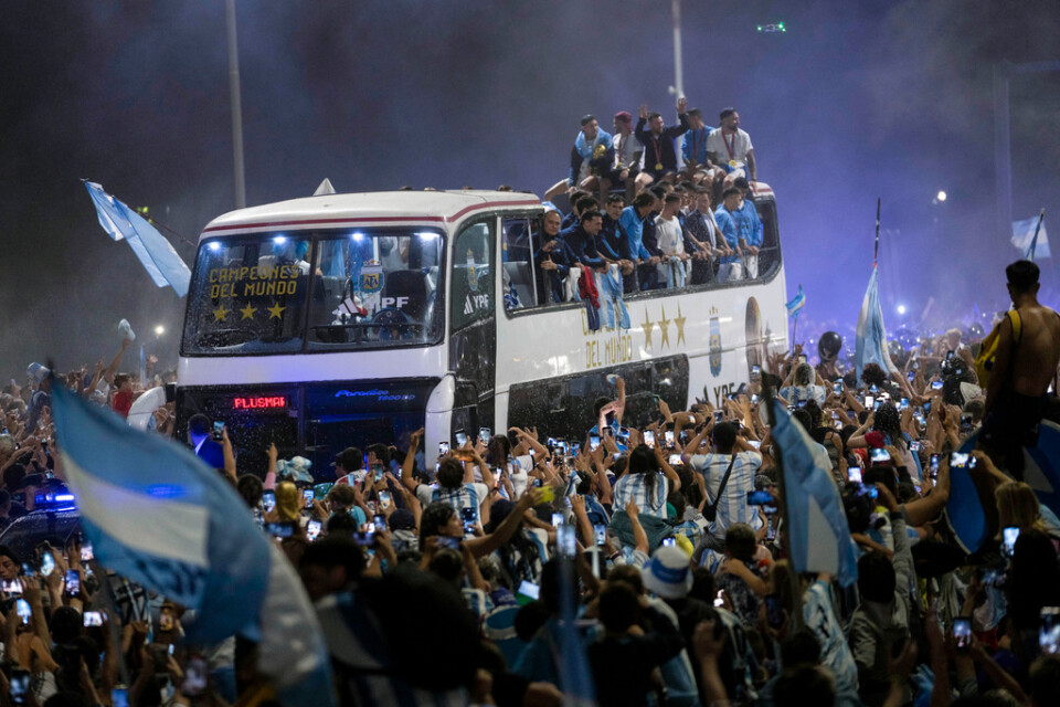 Argentinas VM-guldhjältar på bussen bland supportrarna.