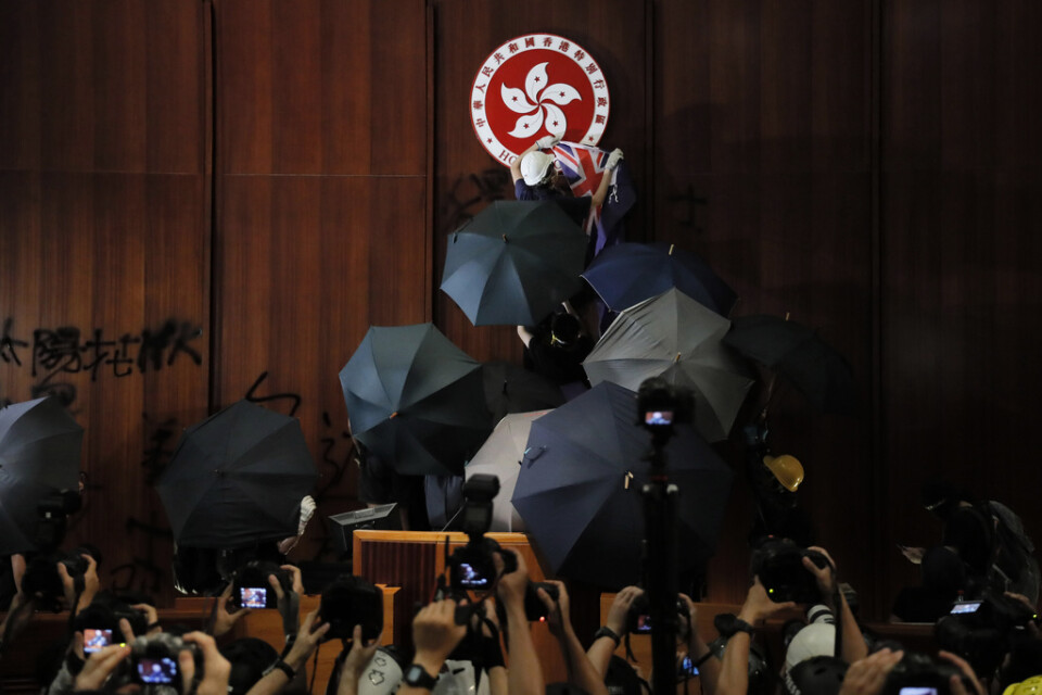 Demonstranter intog i juli Hongkongs lagstiftande församling i protest mot den föreslagna utlämningslagen. Nu skrotas lagförslaget – men protesterna väntas fortgå. Arkivbild.
