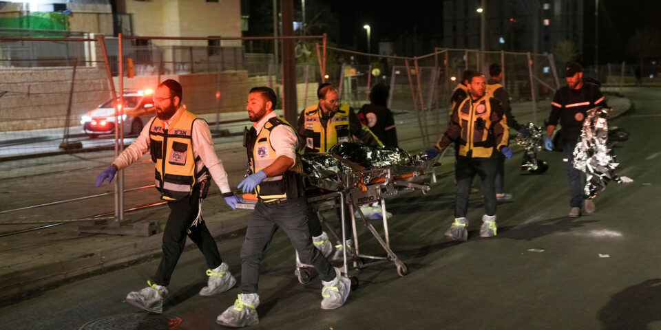 Räddningstjänsten för en skadad till sjukhus efter skjutningen i Jerusalem på fredagskvällen.