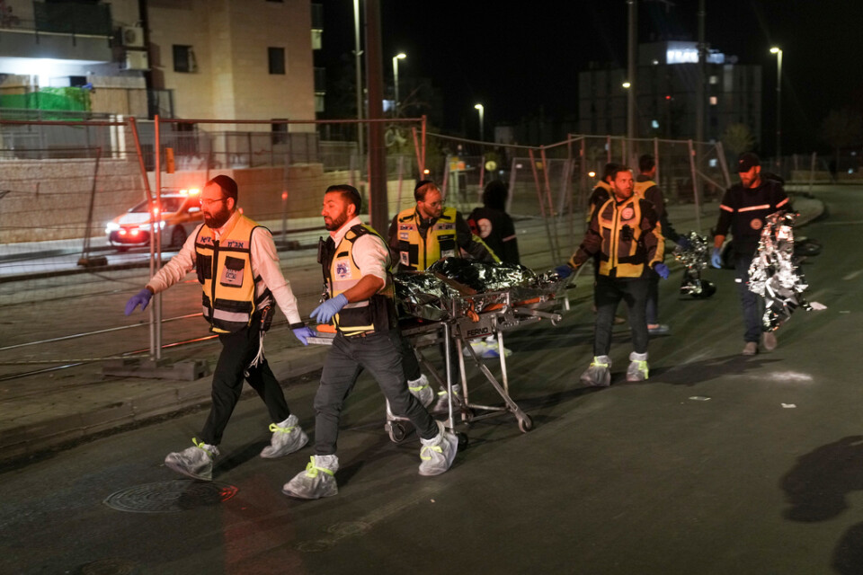 Räddningstjänsten för en skadad till sjukhus efter skjutningen i Jerusalem på fredagskvällen.