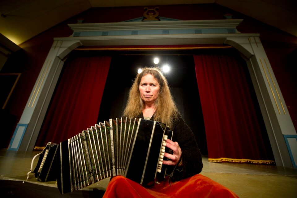 Anne Ekholm Kirk kämpar tappert med sin bandoneon. På onsdag kväll spelar hon i Sölvesborgs konsthall.