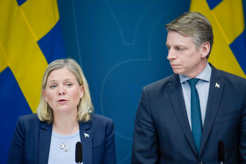 Finansminister Magdalena Andersson (S) och finansmarknadsminister Per Bolund (MP) förändrar A-kassan.