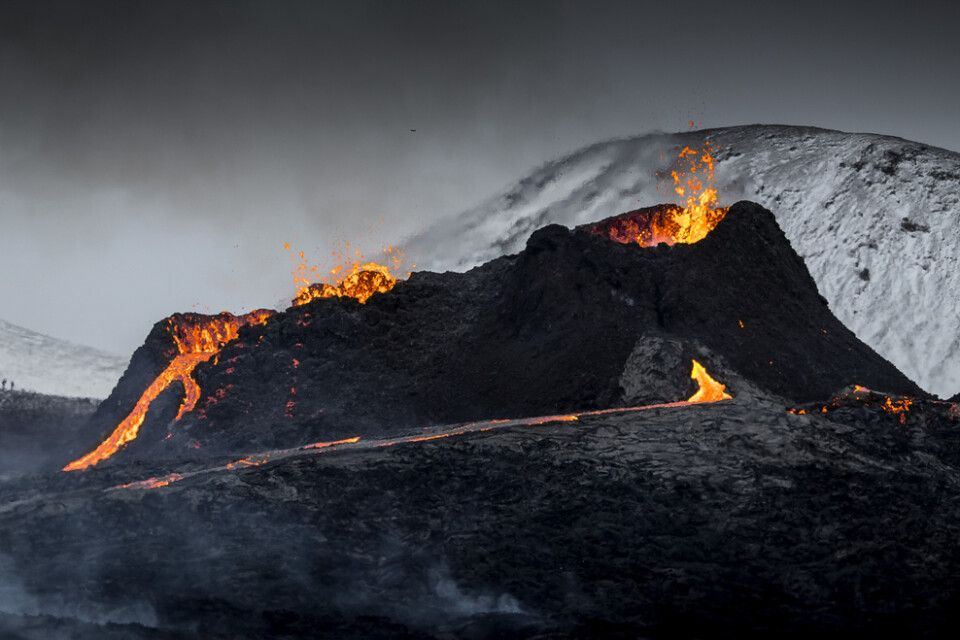 Vulkanen Geldingadalur, som ligger nära huvudstaden Reykjavik, vid ett utbrott den 24 mars 2021.