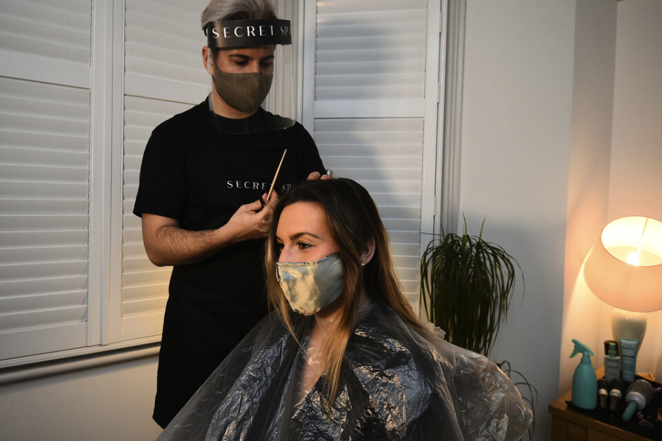 Nas Ganev klipper Amy Pallisters hår i London strax efter midnatt när restriktionerna lättades i England.