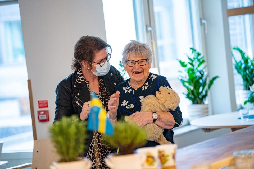 Äldreomsorgschefen Katarina Stoltz frågar Rakel Lundström vad hon tycker om det nya boendet och svaret går inte att ta fel på.