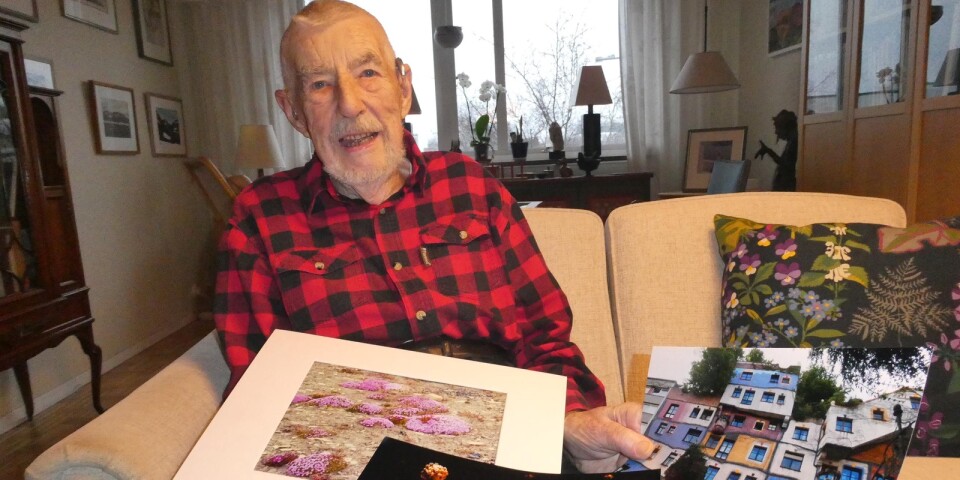 95-åriga Roland håller ångan uppe med penna, pensel och kamera