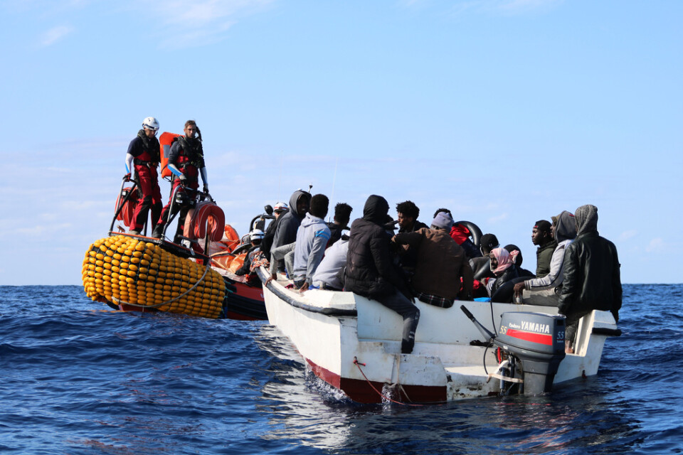 Räddningspersonal från fartyget Ocean Viking närmar sig en migrantbåt nära Libyens kust i november i år. Bilden är tagen av personal från Läkare utan gränser.