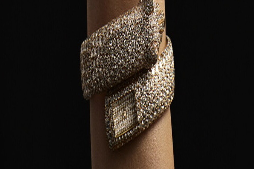 Armbandsuret i form av en panter är gjord i 18 karat guld och täckt i briljantslipade diamanter.