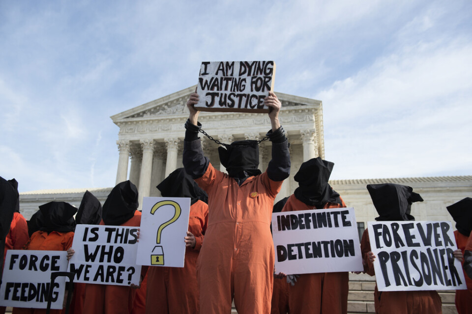 Aktivister protesterar mot USA:s fångläger i Guantánamo Bay i Kuba. Protesten hölls vid Högsta domstolen i Washington DC 2017.