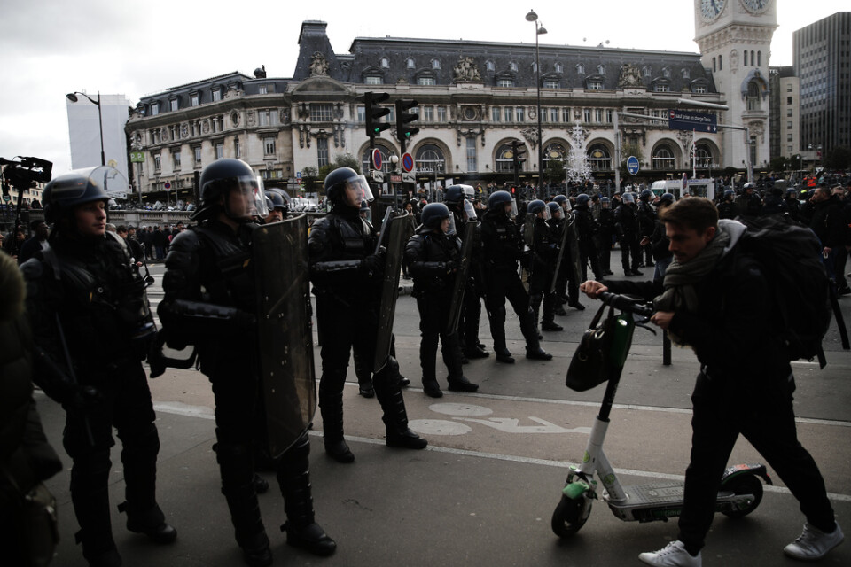 Kravallpoliser utanför tågstationen Gare de Lyon i Paris, den 23 december. Arkivbild.